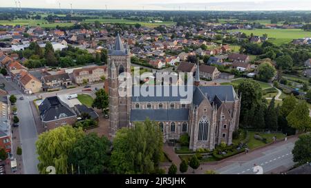 Sint-Lenaarts, Brecht, Antwerpen, Belgien, 6.. Juni, 2022, Luftaufnahme, aufgenommen von einer Drohne der spätgotischen Pfarrkirche St. Leonardus im Dorfzentrum von Sint-Lenaarts, Brecht, Provinz Antwerpen, Belgien. Hochwertige Fotos Stockfoto