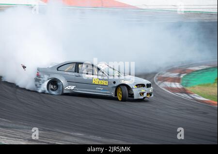 Ein grauer BMW E46, der Rauch auf einer Spur für einen Drift-Wettbewerb erzeugt Stockfoto