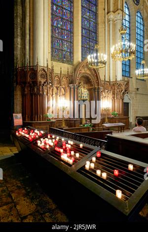 Chartres Frankreich. Die Kathedrale. Beten in einer Kapelle Stockfoto