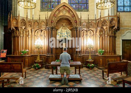 Chartres Frankreich. Die Kathedrale. Beten in einer Kapelle Stockfoto