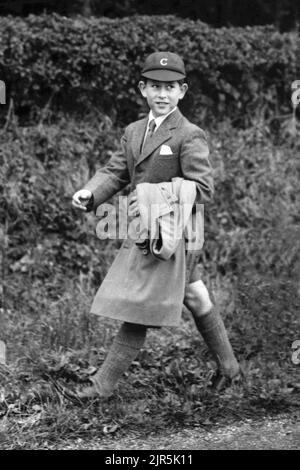 Datei-Foto vom 27/07/58 von dem Prince of Wales zu Fuß zur Cheam School in der Stadt. Der Herzog und die Herzogin von Cambridge werden sich in die nächste große Phase ihres Lebens begeben, indem sie ihre Familie nach Windsor bringen, wobei Prinz George, Prinzessin Charlotte und Prinz Louis alle an derselben neuen Schule in Lambrook beginnen. Stockfoto