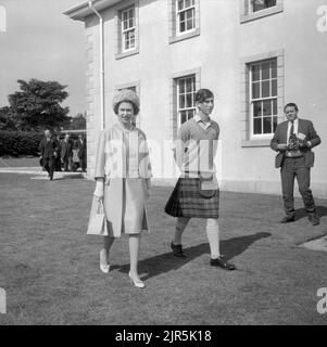 File photo dated 23/07/67 of Queen Elizabeth II and the Prince of Wales at Gordonstoun School, as the Duke and Duchess of Cambridge are to eart in the next major Phase of their life by moving their family to Windsor, with Prince George, Prinzessin Charlotte und Prinz Louis starten alle an der gleichen neuen Schule Lambrook. Stockfoto