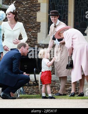 File photo dated 05/07/15 of the Duke and Duchess of Cambridge with Prince George im Gespräch mit Queen Elizabeth II und dem Kindermädchen Maria Teresa Turrion Borrallo, als sie die Church of St Mary Magdalene in Sandringham, Norfolk, verlassen, während die Cambridges' in ihr neues Zuhause ziehen werden Adelaide Cottage, Das ist ein hübsches, denkmalgeschütztes 4-Schlafzimmer-Haus in Windsor's Home Park. Stockfoto