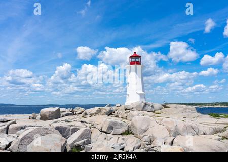 Eine Luftaufnahme des roten und weißen Leuchtturms am felsigen Strand im Hintergrund des Meeres in Kanada Stockfoto