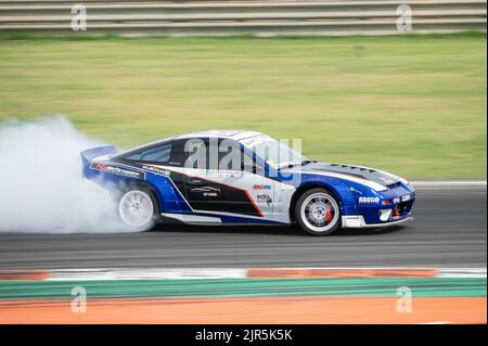 Ein blauer japanischer Sportwagen Nissan Silvia S13, der auf einer Spur Rauch für einen Driftwettbewerb erzeugt Stockfoto