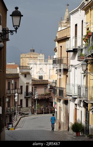 Alte Straße der Altstadt von Caccamo im Westen Siziliens, Italien Stockfoto