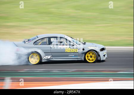 Ein grauer BMW E46, der Rauch auf einer Spur für einen Drift-Wettbewerb erzeugt Stockfoto