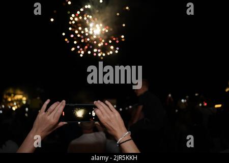 Parga Griechenland, Touristenmenge, die ein Feuerwerk am Nachthimmel bei der Feier am 15. august 2022 in parga in griechenland, epirus, genießt Stockfoto