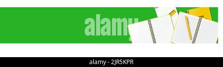 Auf dem Tisch liegen offene und geschlossene Notizbücher oder Notizblöcke, ein Stift und ein Lineal nach dem Zufallsprinzip angeordnet. Abbildung auf grünem Hintergrund. Ort für Ihren Text. F Stock Vektor
