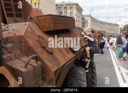 KIEW, UKRAINE - 20. August 2022: Auf Khreschtschatyk in Kiew wird eine Ausstellung zerstörter russischer Ausrüstung organisiert Stockfoto