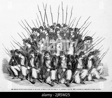 Die Chicago Zouave Cadets bohren im Park, vor dem Rathaus, New York, 14.. Juli 1860 - Rallyefahren von Unternehmen, um die Kavallerie abzuwehren. 19.. Jahrhundert Illustration aus Frank Leslie's Illustrated Newspaper Stockfoto