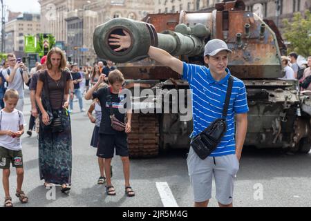 KIEW, UKRAINE - 20. August 2022: Auf Khreschtschatyk in Kiew wird eine Ausstellung zerstörter russischer Ausrüstung organisiert Stockfoto