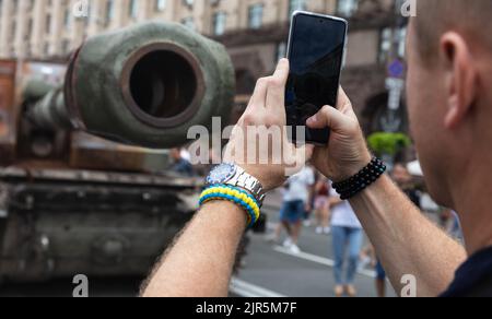 KIEW, UKRAINE - 20. August 2022: Auf Khreschtschatyk in Kiew wird eine Ausstellung zerstörter russischer Ausrüstung organisiert Stockfoto