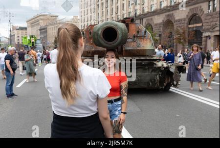 KIEW, UKRAINE - 20. August 2022: Auf Khreschtschatyk in Kiew wird eine Ausstellung zerstörter russischer Ausrüstung organisiert Stockfoto