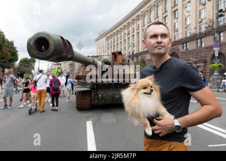 KIEW, UKRAINE - 20. August 2022: Auf Khreschtschatyk in Kiew wird eine Ausstellung zerstörter russischer Ausrüstung organisiert Stockfoto