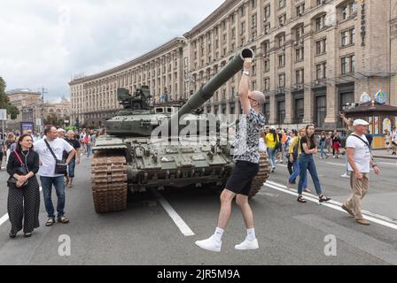 KIEW, UKRAINE - 20. August 2022: Auf Khreschtschatyk in Kiew wird eine Ausstellung zerstörter russischer Ausrüstung organisiert Stockfoto