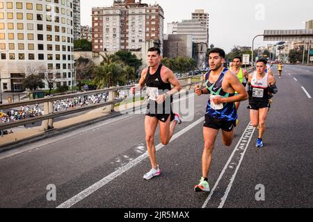 Buenos Aires, Argentinien. 21. August 2022. Eine Gruppe von Spitzensportlern läuft entlang der Illia-Autobahn, während die Generalmannschaft in die entgegengesetzte Richtung entlang der Avenue des 9.. Juli in Richtung des Obelisken-Gebiets von Buenos Aires geht. 21K Buenos Aires: Mit dem Halbmarathon füllten 20 Tausend Menschen die Straßen von Buenos Aires mit Farbe. Mit mehr als 150 Elite-Läufern und einer großen Anzahl von Athleten aus der ganzen Welt erholte sich der internationale Wettbewerb wieder in seiner ganzen Pracht. Kredit: SOPA Images Limited/Alamy Live Nachrichten Stockfoto