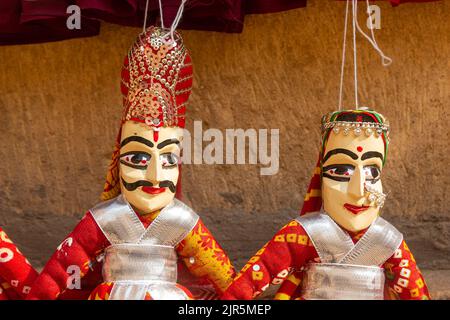 Die traditionellen Puppets auf der Roadside for the Sale, Jaisalmer, Rajasthan, Indien. Stockfoto