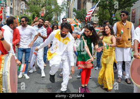 New York, NY, USA. 21. August 2022. New Yorker werden bei der jährlichen Indian Day Parade entlang der Madison Avenue in New York City am 21. August 2022 mit Bollywood-Songs tanzen sehen. (Bild: © Ryan Rahman/Pacific Press via ZUMA Press Wire) Stockfoto