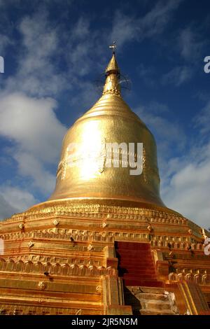 Eine vertikale Aufnahme der Lawkananda-Pagode in Bagan, Burma, im Hintergrund des bewölkten Himmels Stockfoto