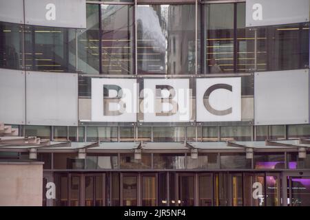 London, Großbritannien. 22.. August 2022. Außenansicht des Broadcasting House, der BBC-Zentrale im Zentrum von London. Der Guardian hat berichtet, dass BBC-Mitarbeiter einen Bericht veröffentlichen werden, der zeigt, dass der Plan, BBC News und BBC World News, ihren kommerziellen globalen Dienst, zusammenzuführen, negative Auswirkungen auf die Berichterstattung und die Zuschauerzahlen haben wird. Kredit: Vuk Valcic/Alamy Live Nachrichten Stockfoto