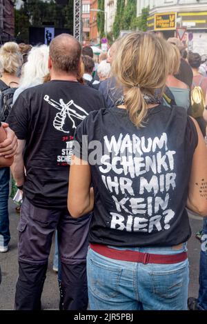 Zuschauer bei der Umbenennung des Heinrichplatzes am Rio-Reiser-Platz in Berlin-Kreuzberg. Zur Feier mit der Politrockband Ton Steine Scherben kam auc Stockfoto