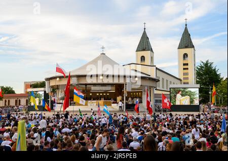 Heilige Messe unter dem Vorsitz von Luigi Pezzuto, Apostolischer Nuntius in Bosnien und Herzegowina und Montenegro während des Mladifestes in Medjugorje. Stockfoto