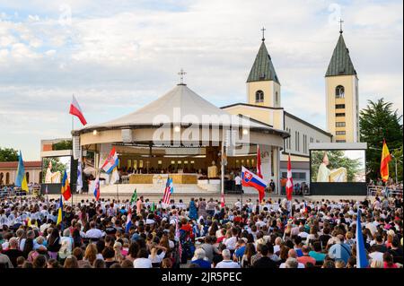 Heilige Messe unter dem Vorsitz von Luigi Pezzuto, Apostolischer Nuntius in Bosnien und Herzegowina und Montenegro während des Mladifestes in Medjugorje. Stockfoto