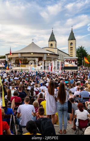 Heilige Messe unter dem Vorsitz von Luigi Pezzuto, Apostolischer Nuntius in Bosnien und Herzegowina und Montenegro während des Mladifestes in Medjugorje. Stockfoto