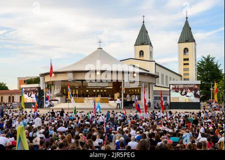 Heilige Messe unter dem Vorsitz von Luigi Pezzuto, Apostolischer Nuntius in Bosnien und Herzegowina und Montenegro während des Mladifestes in Medjugorje. Stockfoto