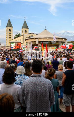 Heilige Messe unter dem Vorsitz von Luigi Pezzuto, Apostolischer Nuntius in Bosnien und Herzegowina und Montenegro während des Mladifestes in Medjugorje. Stockfoto