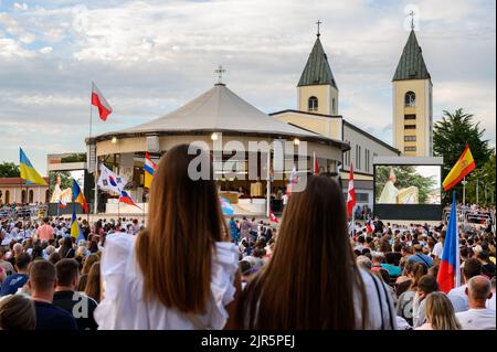 Heilige Messe unter dem Vorsitz von Luigi Pezzuto, Apostolischer Nuntius in Bosnien und Herzegowina und Montenegro während des Mladifestes in Medjugorje. Stockfoto