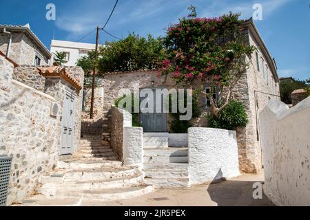 Straße in kleinen mediterranen Stadt in sonnigen Sommertag Stockfoto