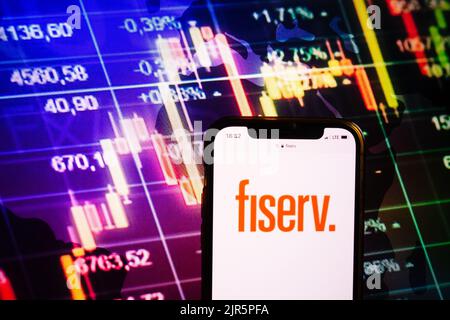 KONSKIE, POLEN – 10. August 2022: Smartphone mit Logo der Firma Fiserv im Hintergrund des Börsendiagramms Stockfoto