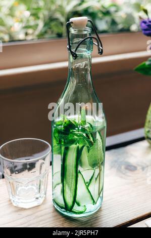 Gurkenwasser in der Flasche Stockfoto