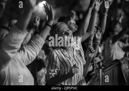 Menschen tanzen zu christlichen Liedern während des Mladifest 2021 – dem Jugendfestival – in Medjugorje, Bosnien und Herzegowina. 2021/08/05. Stockfoto