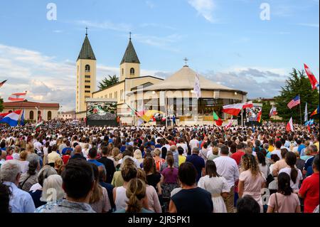 Heilige Messe unter dem Vorsitz von Luigi Pezzuto, Apostolischer Nuntius in Bosnien und Herzegowina und Montenegro während des Mladifestes in Medjugorje. Stockfoto