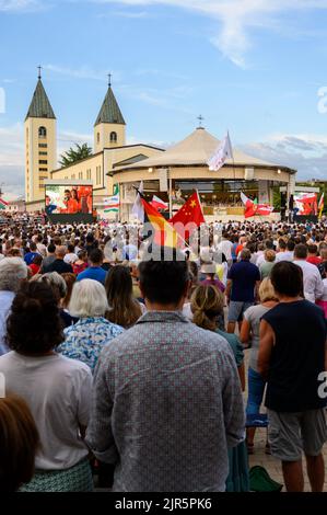 Heilige Messe unter dem Vorsitz von Luigi Pezzuto, Apostolischer Nuntius in Bosnien und Herzegowina und Montenegro während des Mladifestes in Medjugorje. Stockfoto