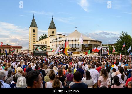 Heilige Messe unter dem Vorsitz von Luigi Pezzuto, Apostolischer Nuntius in Bosnien und Herzegowina und Montenegro während des Mladifestes in Medjugorje. Stockfoto