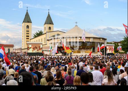 Heilige Messe unter dem Vorsitz von Luigi Pezzuto, Apostolischer Nuntius in Bosnien und Herzegowina und Montenegro während des Mladifestes in Medjugorje. Stockfoto