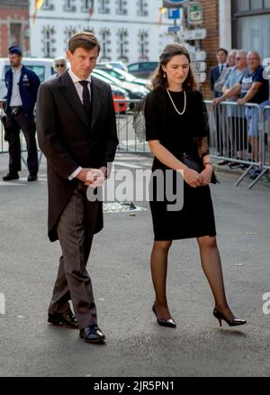 Prinz Philippe und Prinzessin Laetitia Rolin de Linge kommen am 22. August 2022 zur eglise Saint-Pierre in Belil, um an der Beerdigung von Prinz Wauthier de Ligne (10-07-1952/15-08-2022) teilzunehmen, er war der erste Cousin des Großherzogs von Luxemburg Foto: Albert Nieboer/Niederlande OUT/Point de Vue OUT Stockfoto