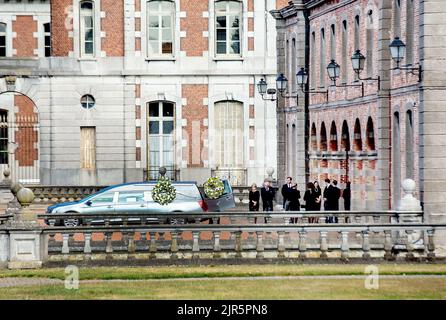 Prinz Philippe und Prinzessin Laetitia Rolin de Linge Prinzessin Yolande de Linge und Paul Weingarten Prinzessin Elisabeth de Ligne und Baron Baudouin Gilles de Pelichy begleiten den Trauerwagen vom Schloss zur eglise Saint-Pierre in Belil am 22. August 2022, Für die Beerdigung von Prinz Wauthier de Ligne (10-07-1952/15-08-2022) war er der erste Cousin des Großherzogs von Luxemburg Foto: Albert Nieboer/Netherlands OUT/Point de Vue OUT Stockfoto