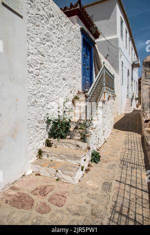 Straße in kleinen mediterranen Stadt in sonnigen Sommertag Stockfoto