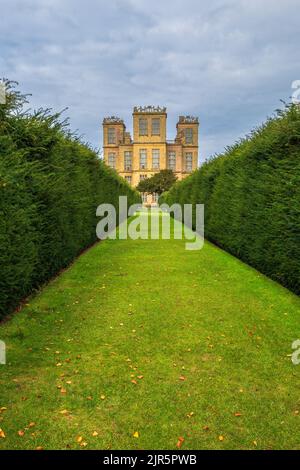 Durch die formellen Gärten zur Elizabethan Hardwick Hall, Derbyshire, England Stockfoto