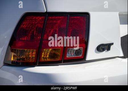 Die Details des Hecks eines weißen Ford Mustang GT Stockfoto