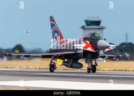 RAF Eurofighter Typhoon Jet-Kampfflugzeug am Flughafen London Southend, während es als Basis für die Ausstellung auf der Eastbourne Airshow genutzt wird. Britische Regelung Stockfoto