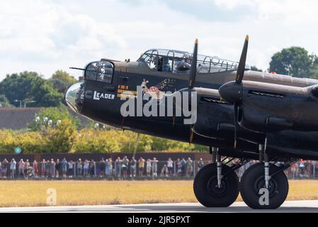 RAF Battle of Britain Memorial Flight Avro Lancaster am Flughafen London Southend, während er als Basis für die Airshow in Eastbourne genutzt wird. Menschen beobachten Stockfoto