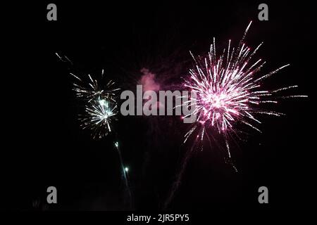 Parga Griechenland, Touristenmenge, die ein Feuerwerk am Nachthimmel bei der Feier am 15. august 2022 in parga in griechenland, epirus, genießt Stockfoto