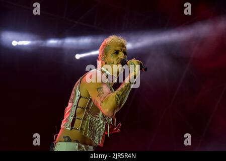 Civitavecchia, Italien. 20. August 2022. Achille Lauro im Konzert von Achille Lauro Superstar - Electric Orchestra Tour bei der Civitavecchia Summer Festival Show am 20. August 2022 in Civitavecchia, Italien. (Foto: Roberto Bettacchi/Pacific Press/Sipa USA) Quelle: SIPA USA/Alamy Live News Stockfoto