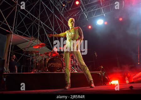 Civitavecchia, Italien. 20. August 2022. Achille Lauro im Konzert von Achille Lauro Superstar - Electric Orchestra Tour bei der Civitavecchia Summer Festival Show am 20. August 2022 in Civitavecchia, Italien. (Foto: Roberto Bettacchi/Pacific Press/Sipa USA) Quelle: SIPA USA/Alamy Live News Stockfoto